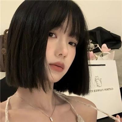 随盲柳入眠的女人
